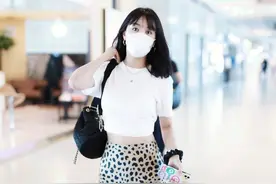 李菲儿最新街拍：豹纹缎面半身裙+白色短款TEE，性感又时髦图片