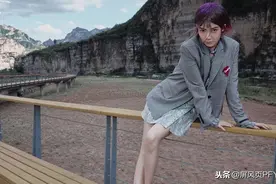 戚薇紫色短发，若隐若现半脸神似王一博，“口无遮拦”竟惹人喜爱图片