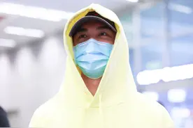 吴磊穿黄色连帽卫衣搭黑色运动裤到达上海，简单穿搭帅气又青春图片