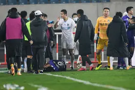 大连战泰达，补时起冲突，徐嘉敏、郑凯木、孙国文被红牌罚下图片