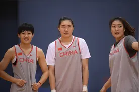 中国女篮李梦，为何在比赛中当众换球衣？福州球迷发现“新大陆”图片