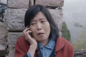 他是丁嘉丽的儿子，母亲为让他入学给人下跪，却15年只见女儿两面图片