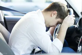 旁人说他是“不孝之子”，媳妇说他有难言之隐。有的老人很难对付图片