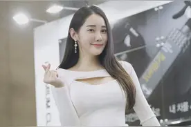 穿着高跟鞋的车展模特，站一天应该很累吧。图片