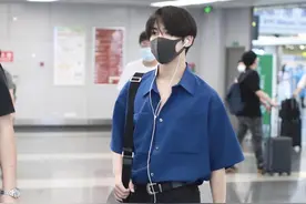 街拍：丁泽仁穿蓝衬衫配休闲裤搭帆布鞋，尽显简约帅气图片
