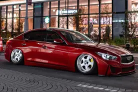 夜色下的亮红色英菲尼迪Q50，搭载3.7升V6引擎图片