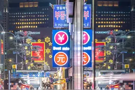 韩国首尔深夜繁华街头 世界上人口最密集城市之一 疫情之前多热闹图片