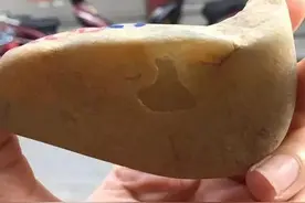 捡漏一块不起眼的大马坎翡翠原石，做出成品后身价翻三十倍！图片