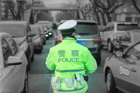 佛山一男子没钱买票回家 中山交警暖心救助图片