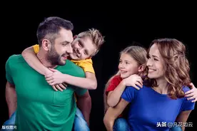 爱孩子最好的方法，是爸爸爱妈妈图片