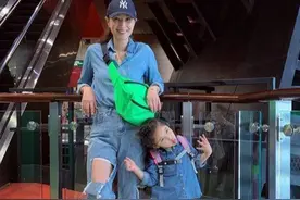 38岁郑希怡与女儿穿亲子装真萌，湖蓝色太显白，吊带裙现骨感身材图片