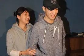 徐静蕾黄立行出席活动，老徐一身小学生造型太幼稚，连连撒娇超甜图片
