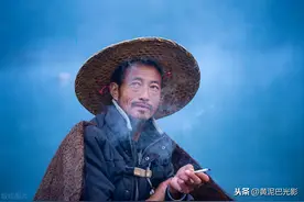 江西5旬大叔在河上只撒网不捞鱼，每年能挣10万元，看他干的是啥图片