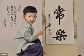 你是不是为孩子写不好字而发愁？爸妈用这2种方法，帮他练好书法图片
