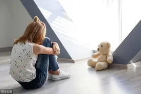 医生：孩子不说话、自己玩，可能患自闭症，6岁前是最佳治疗期图片