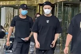 陈伟霆是和李易峰说好一起吃胖的么 你看路人镜头下的他有多壮硕图片