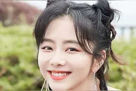 谭松韵小姐姐满满的少女感：你笑起来真好看，好像那花儿一样图片