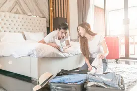 两性交往中只有偷偷爱上你的女人，才会不停的缠着你图片