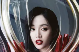 少女变御姐！吴宣仪穿黑西装大红裙，脚蹬皮靴超帅气图片