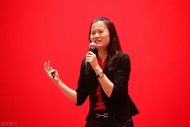 重庆两个百亿女富豪，一个进了阿里赚千亿，一个投资京东赚千亿图片
