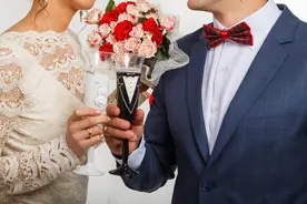 情侣恋爱5年，结婚当天新娘嫌婚车档次低不上车，新郎：不结了图片