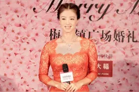 蒋欣的身材真配不上颜值，红色蕾丝裙简约高级，腰间赘肉却减分图片