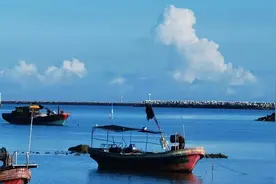 蓝的是大海和天空，白的是盐山和云，此时的碧海蓝天莺歌海图片