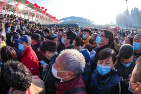 半天狂卖80亿，现场人山人海，恒大9盘齐入市点燃黄金周图片