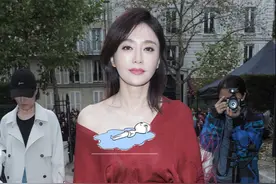 秦岚真是瘦得让人羡慕，穿红色喇叭裤，裤腿和衣袖口差不多粗图片
