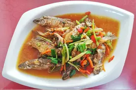 小杂鱼好吃，黄焖更特别！骨酥肉烂唇齿留香，下酒下饭简单又美味图片