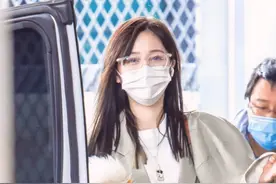 火箭少女复工，吴宣仪携狗现身机场，西装外套配牛仔短裤太美了图片