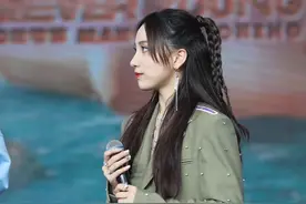 苏芮琪穿着绿色西装+灰色短裤，马丁靴穿搭甜酷惹眼图片