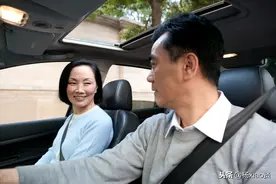 同事每天“蹭我的车坐”，该怎么办？别生气，高情商的人教你3招图片