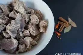 为什么排骨焯水后又腥又柴？厨师看完说：是水用错了，这样做才对图片