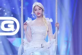 关晓彤cos艾莎公主，亮片纱裙公主气十足，无奈妆容太艳不够仙图片