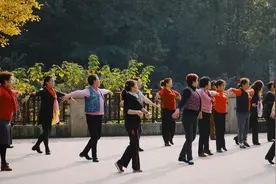 “喜欢跳广场舞的中年妇女，只是为了跳舞吗？”3个妇女说了实话图片