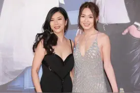 吴家丽年过50还那么风韵，穿细带深v裙性感大气，红唇丰满好醉人图片