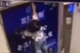 湖北一女童手腕系着的安全牵引绳被电梯门夹住，女童随着电梯启动被吊起，悬空挂在轿厢内的电梯门上图片