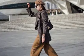 今冬流行“短大衣+裸靴”，矮个女人穿更有范，高级时髦好有气场图片