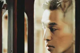 演员的自我修养，胡歌为新戏需减肥20斤，舒淇忙一天晚餐只喝红酒图片