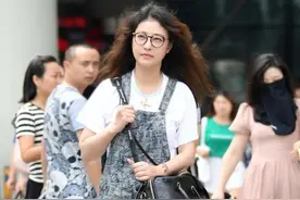 周海媚还是不服老，学小姑娘穿背带裤装嫩，无奈身材走样真显老图片