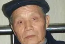 他是成龙同父异母的大哥，10岁时被父亲抛弃，73岁才见到明星弟弟图片