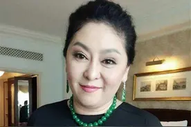 当赌王四太与向太穿同款，干瘦与丰满对比明显，看完不想减肥了图片
