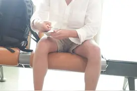 黄轩低调现身机场，衬衣解开两粒扣，裤子短裤夏日风图片