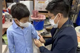 霍启刚带儿子做手工！穿衬衣配小白鞋，“平民风”像英国路易王子图片