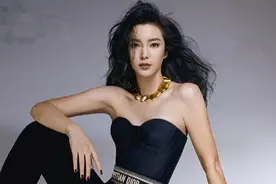 李冰冰最新时尚大片，手持佩剑酷感运动风尽显气场，女性魅力爆棚图片