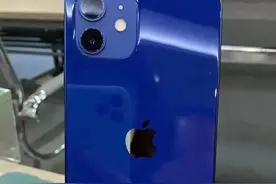 蓝色iPhone12到货后“翻车”！网友：这也太丑了，色差离谱图片