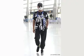 街拍：胡军穿印花T恤配休闲裤搭时尚板鞋，尽显潮酷型男图片