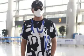 街拍：胡军穿印花T恤配休闲裤搭时尚板鞋，尽显潮酷型男图片