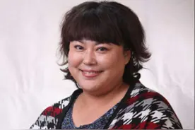 晚节不保，弃截瘫养子，得罪500名导演无戏拍，三婚嫁90后小鲜肉图片
